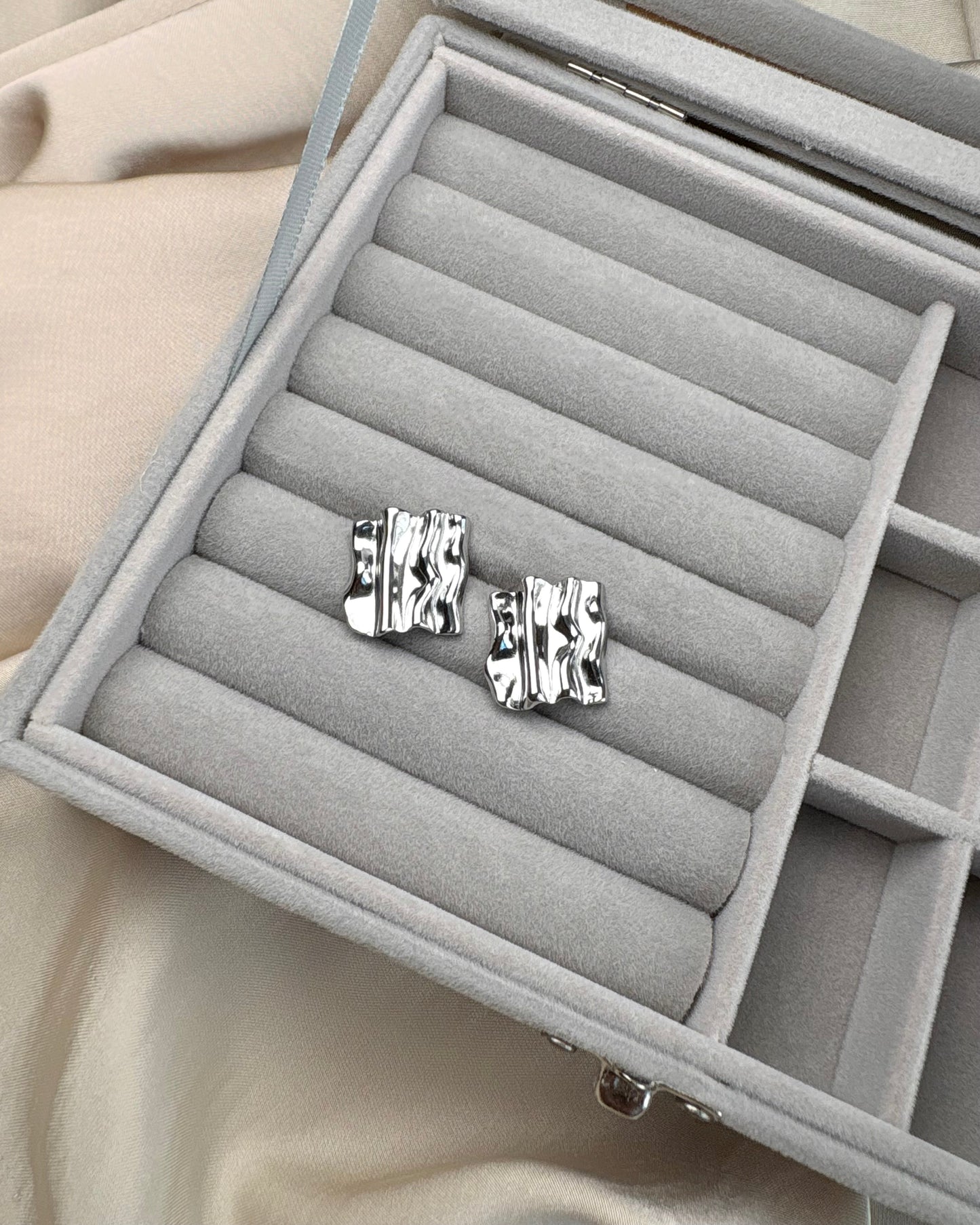 Silvergrain Studs