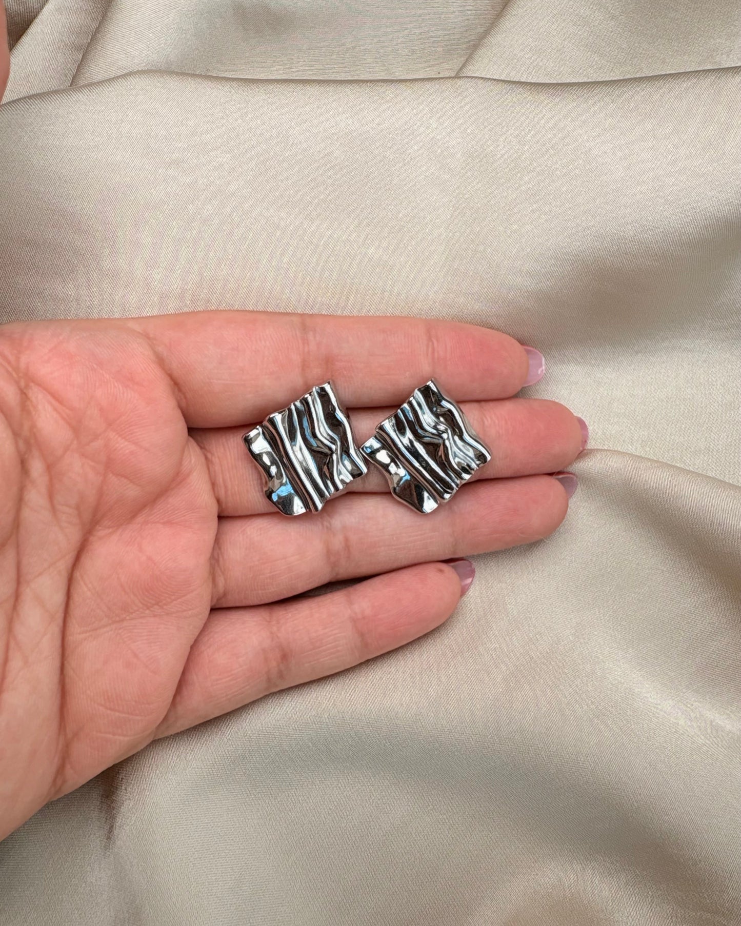 Silvergrain Studs