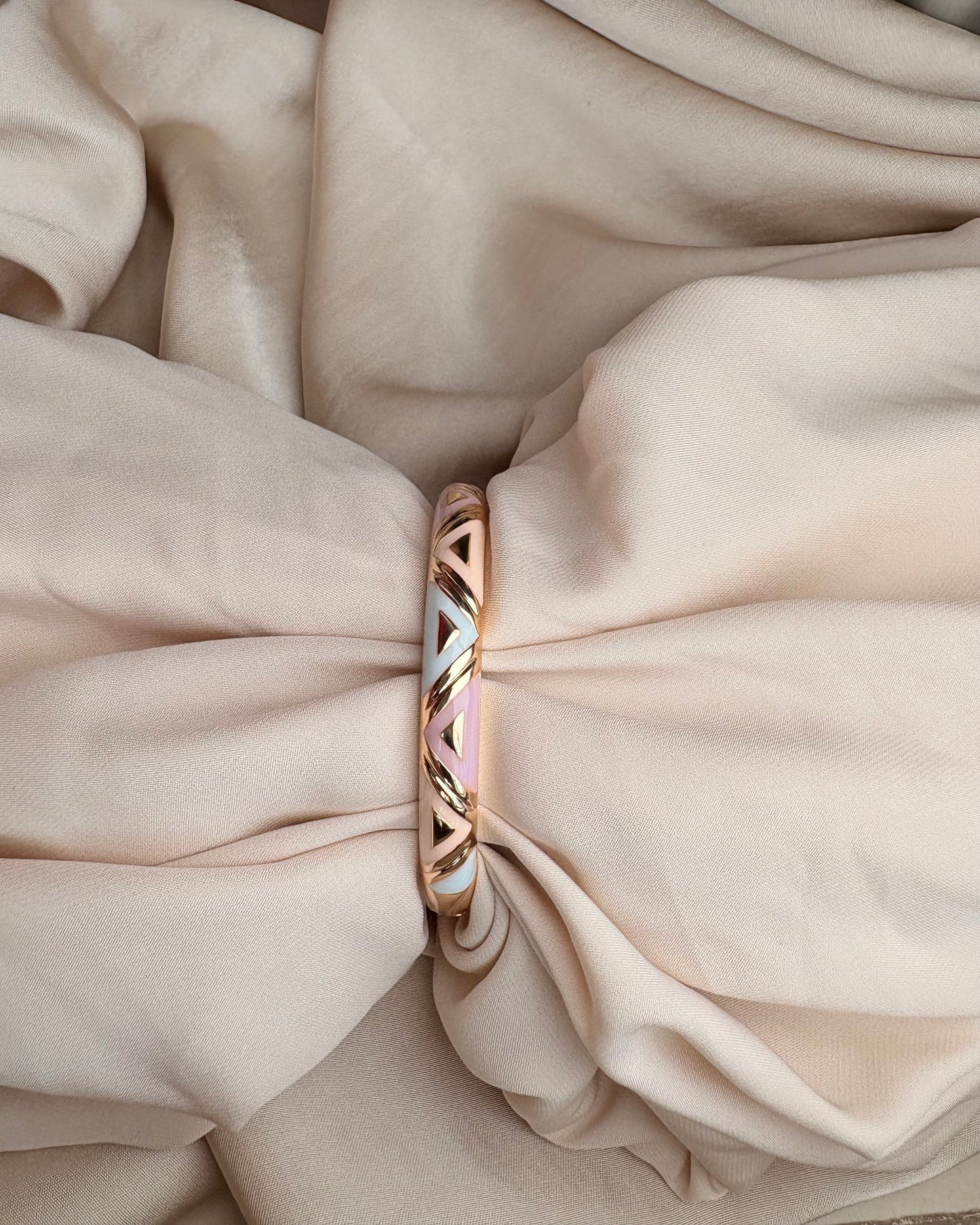 Evelyn Crest Bangle