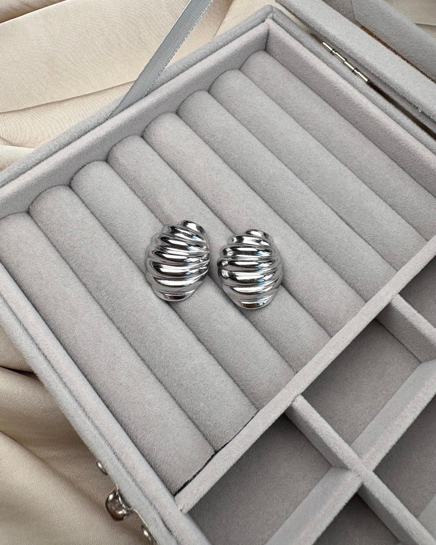 Sculpt Shell Studs