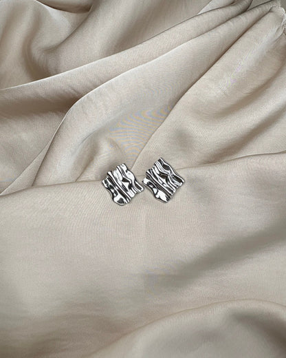 Silvergrain Studs